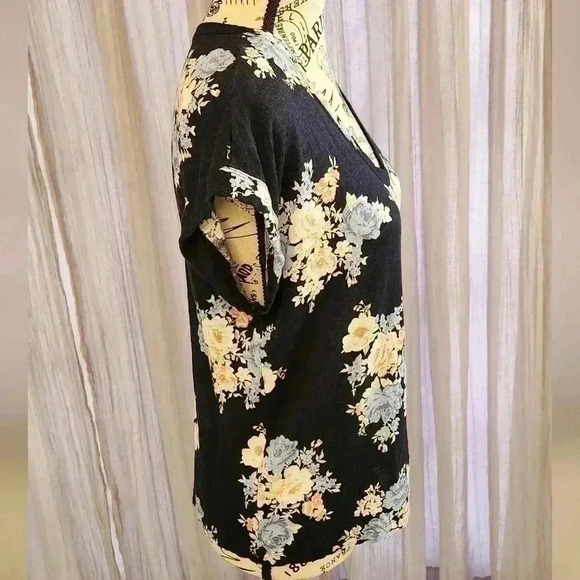 LOFT navy floral top, size small - Picture 3 of 9